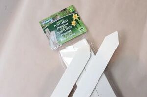 Lay a plant label on your old furniture (it's so beautiful!)