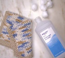 Why you should be keeping rubbing alcohol and cotton balls in your bathroom (clever!)