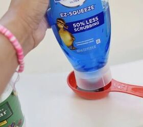 Squeeze some Dawn dish soap into vinegar for this clever bathroom hack