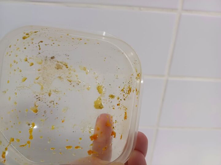Rinse your Tupperware to remove any leftover food bits