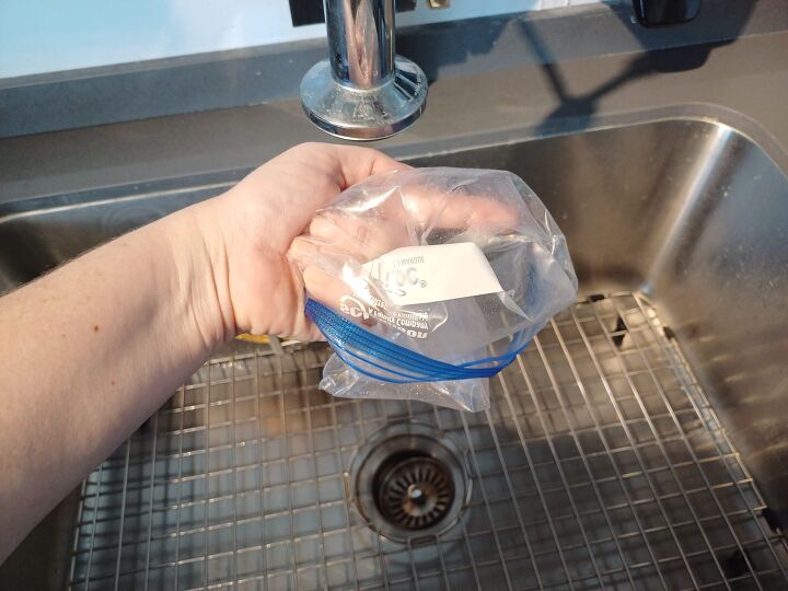 Extend the life of your ziplock bags by washing and reusing them—eco-friendly and cost-effective!