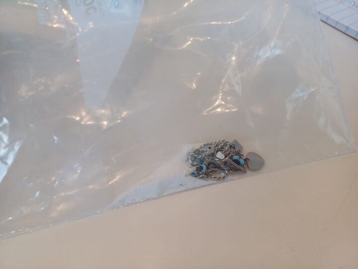 How to untangle jewelry using baby powder and ziplock bags