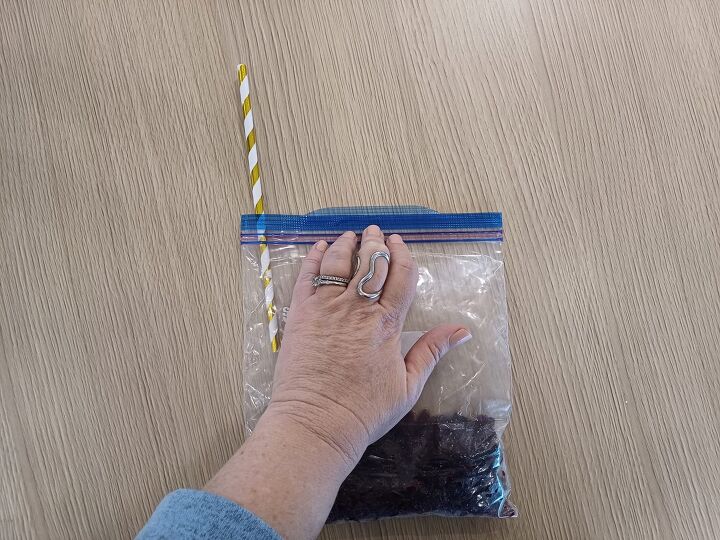 DIY vacuum sealing with a ziplock bag and straw—perfect for travel or food storage!