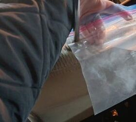 Turn your car seat into a mini entertainment system with this easy ziplock hack