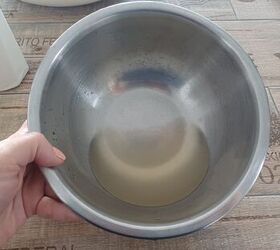 Put little bowls of vinegar and shampoo in the kitchen corners for this easy hack