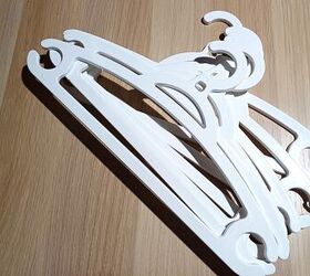 Once you see how she uses plastic hangers in her closet, you'll never go back