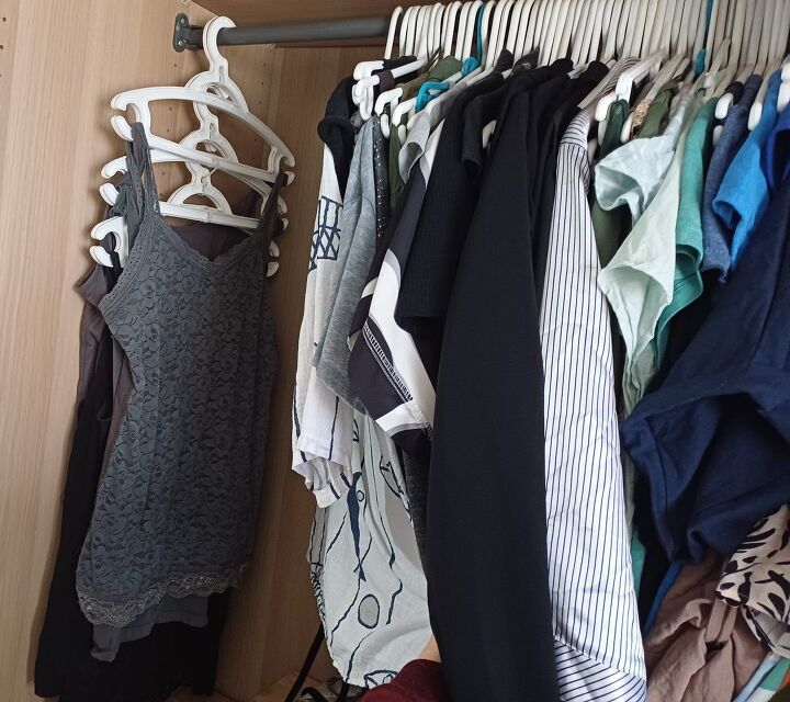 A clever way to organize tops