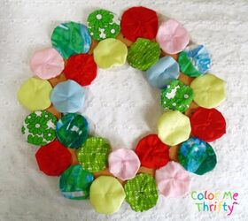 diy yoyo wreath with yoyo flowers, attaching yoyos on inside and outside edges of wreath frame