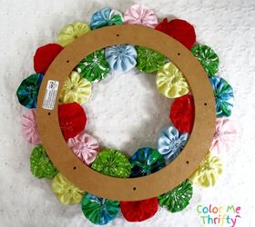 diy yoyo wreath with yoyo flowers, back view of yoyo flowers wreath