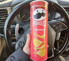 A Pringles can makes the perfect no-spill trash bin