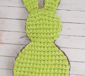 easy grapevine easter bunny wreath, back of grapevine Easter Bunny wreath with green scarf attached