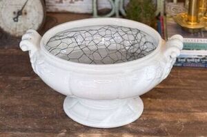 Put chicken wire in a giant vase for this lovely spring idea