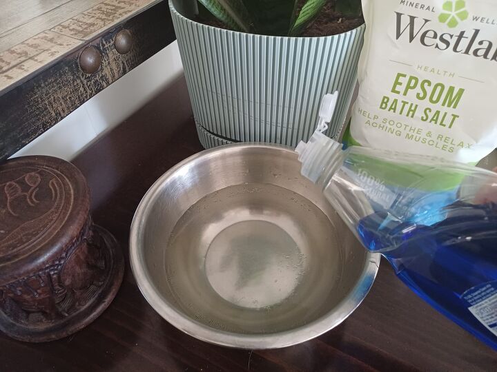 Kill Weeds Fast With This Vinegar Epsom Salt Weed Killer Recipe | Hometalk