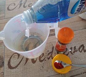Step-by-step instructions for making a powerful cayenne and vinegar weed solution