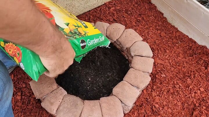 Step-by-step guide to building raised circular garden beds with DIY concrete pavers