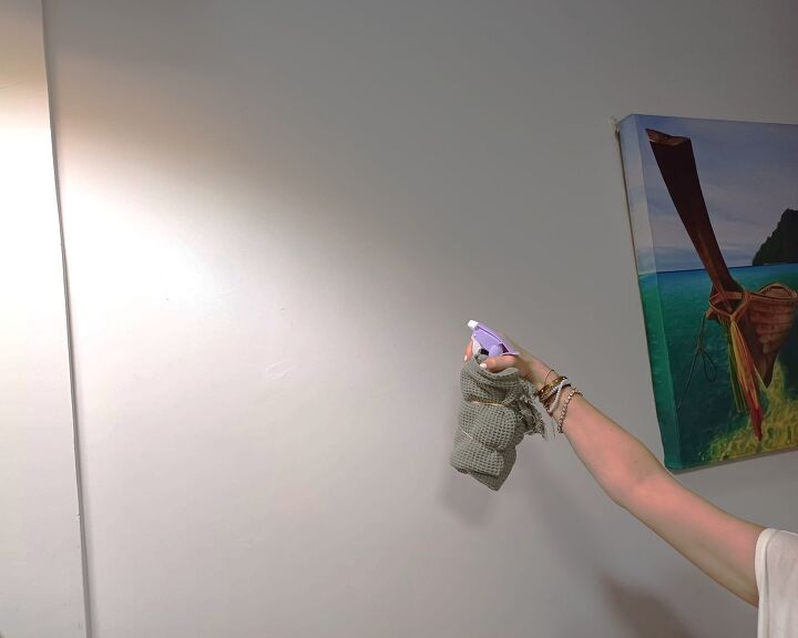 Warm vinegar spray for walls