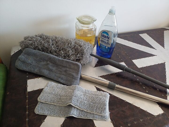 How to clean painted walls with vinegar and warm water for a streak-free shine