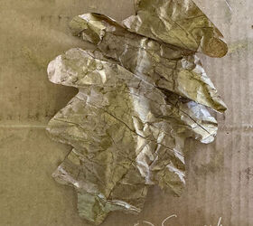 The first oak leaf is glued to the jute