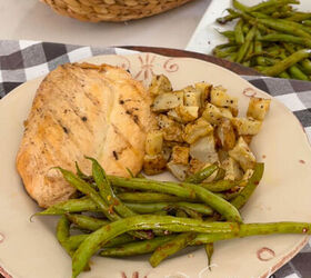 Spicy string beans served with grilled chicken and roasted potatoes