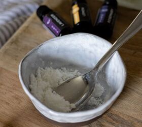 Pour baking soda into a bowl for this easy 2-minute trick that will make your home smell AMAZING