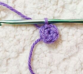 If you like Halloween decor AND crochet, then look no further, this charming idea is just for you