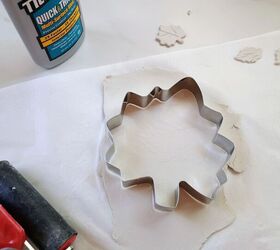 Use a leaf shaped cookie cutter and some clay for this very cute and very useful kitchen idea