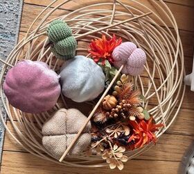 If you still haven't put up a fall wreath yet, this last-minute 1-hour idea is just for you