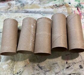 She uses 5 bathroom tissue rolls for pretty (and sparkly!) Christmas decor