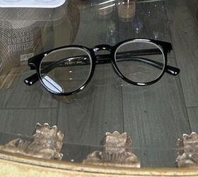 Instead of throwing out your old eyeglasses, use them for this festive Christmas idea