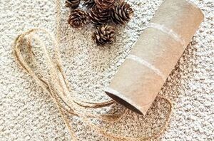 She wraps jute twine around an empty toilet paper roll for stunning table decor