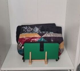 Plate rack for holding clutches upright