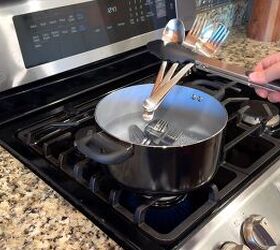 How to clean tarnished utensils with baking soda and foil