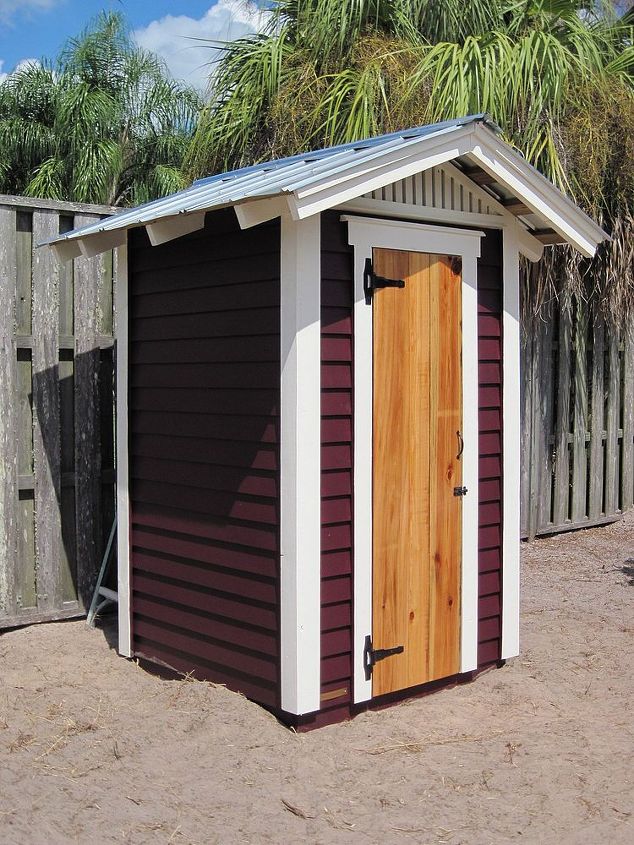 armazenamento externo pequeno, Um galp o estilo Outhouse de 4 39 x4 39 pode organizar ferramentas de jardim e mant las ao alcance