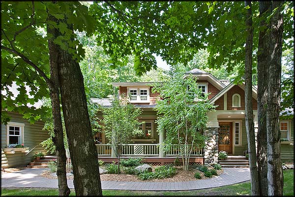 cabaas y casas de madera, Una exuberante vegetaci n rodea esta casa de cedro y proporciona un espacio tranquilo para los propietarios