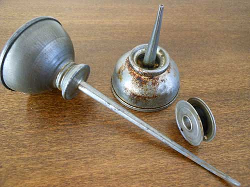 la historia de nuestra maquina de coser singer antigua, Latas de aceite y bobinas antiguas