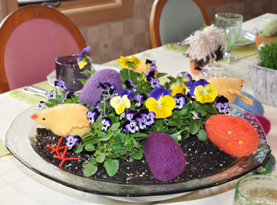 mesa de pscoa, Pe a central de amores perfeitos plantados com ovos e pintinhos
