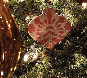 stenciled christmas tree ornaments, christmas decorations, crafts, seasonal holiday decor, Here s the flip side of the ornament in the previous picture You can get two totally different looks in one ornament