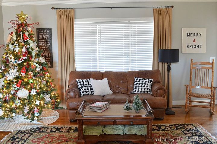 holiday home tour, christmas decorations, seasonal holiday decor, wreaths, Living Room where we put our Christmas Tree