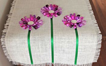 Corredor de mesa de arpillera con flores de cintas sin coser