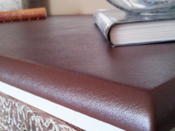 mesa de madeira recuperada transformada com tinta de giz plstico bolha e couro