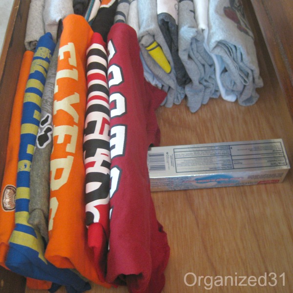 como ganhar mais espao nas gavetas de roupas parte 2, Voc pode usar uma variedade de itens do dia a dia para ajudar a apoiar a fileira de camisas