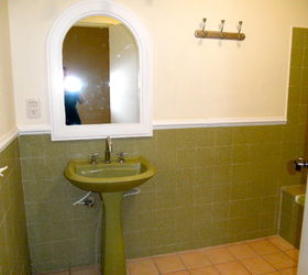 q updating bathroom in rental, bathroom ideas, home decor, tiling, guest room bath hate the green this bathroom has tub