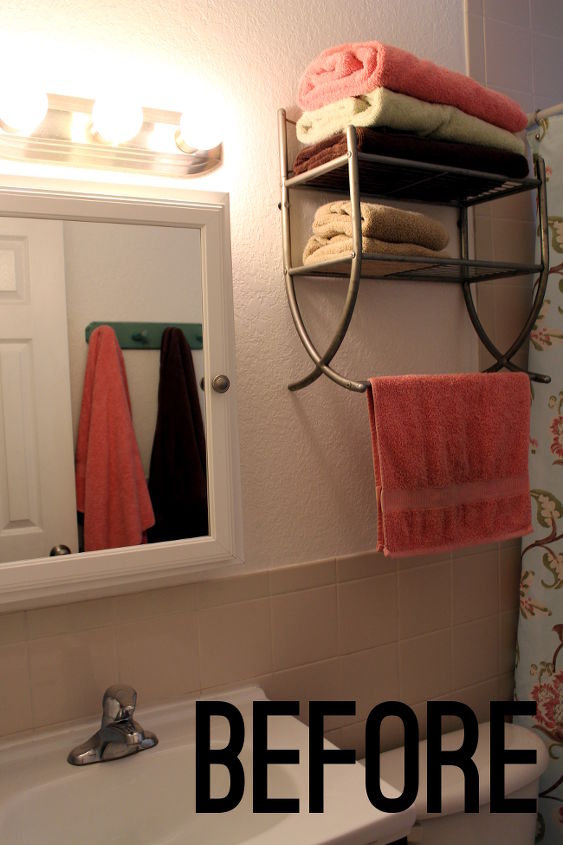 reforma de banheiro de 70, Um conjunto de toalhas coloridas e uma cortina de chuveiro ornamentada faziam este banheiro parecer muito apertado Ao pintar as paredes de um cinza neutro e adicionar muitos detalhes em branco a sala parece maior e surpreendentemente mais brilhante