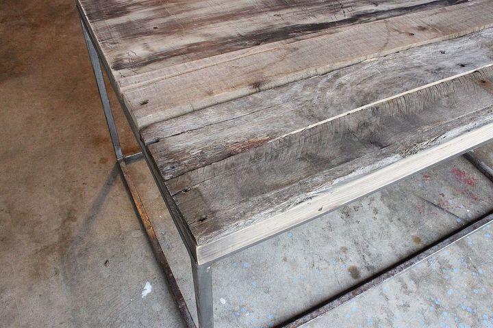 atualize uma mesa de centro antiga com madeira de palete, A velha madeira de palete envelhecida quase da mesma cor da minha mesa lixada
