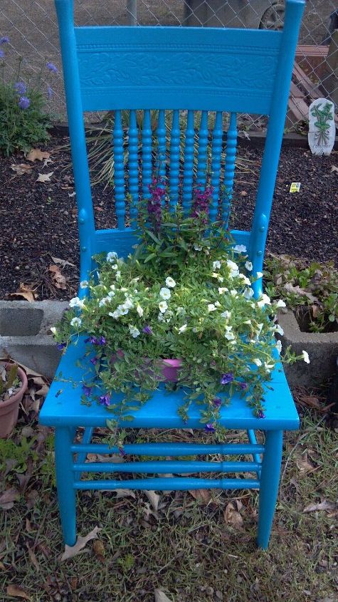 cadeira velha transformada em floreira, produto acabado