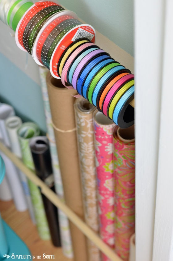 como organizar meu armrio de artesanato parte um casa pequena grandes ideias, Ao lado das caixas tenho espa o para guardar meus rolos de papel de embrulho papel contact e fita