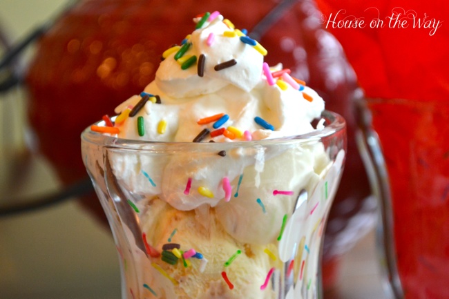 espolvorear vidrio con marcadores de pintura para vidrio, Crea un vaso de helado espolvoreado para tu helado con espolvoreado por encima