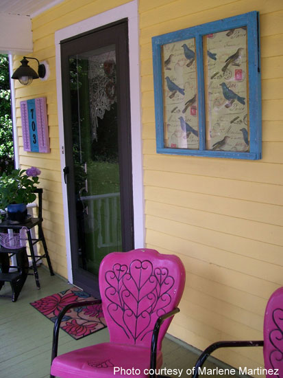 conserte a varanda para o vero, Itens feitos com amor como n meros de casas e arte de janela vintage adicionam personalidade sua varanda especialmente com cores que se destacam