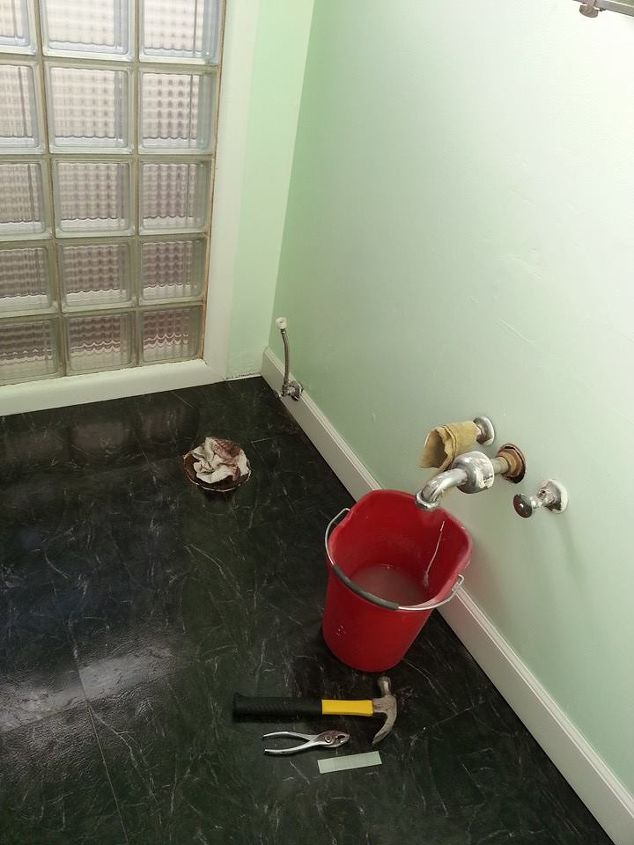 reforma do banheiro, Reparei a parede onde estava o backsplash apliquei primer pintei de verde menta e coloquei um novo piso de vinil de 12 com apar ncia de m rmore Tamb m adicionei novos acabamentos