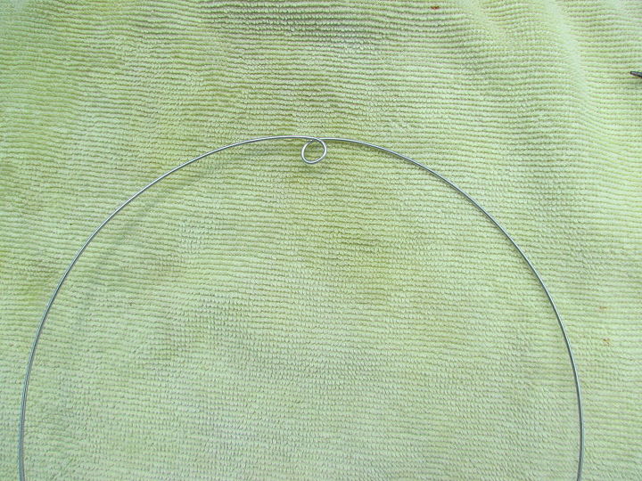 circle of love garden sun catcher, Cut 20 of wire Make center circle about dime size On each side string on 6 crystals and 6 acrylic beads alternate